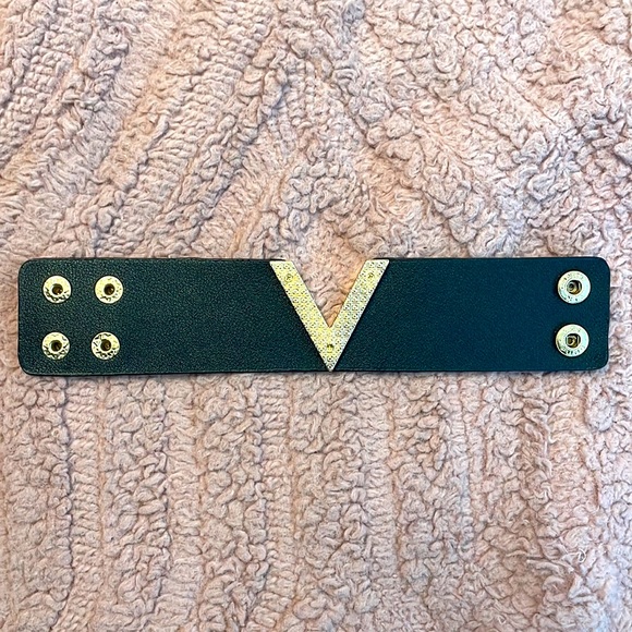 Red and Black V Snake-print Leather Cuff Bracelet - Picture 4 of 4